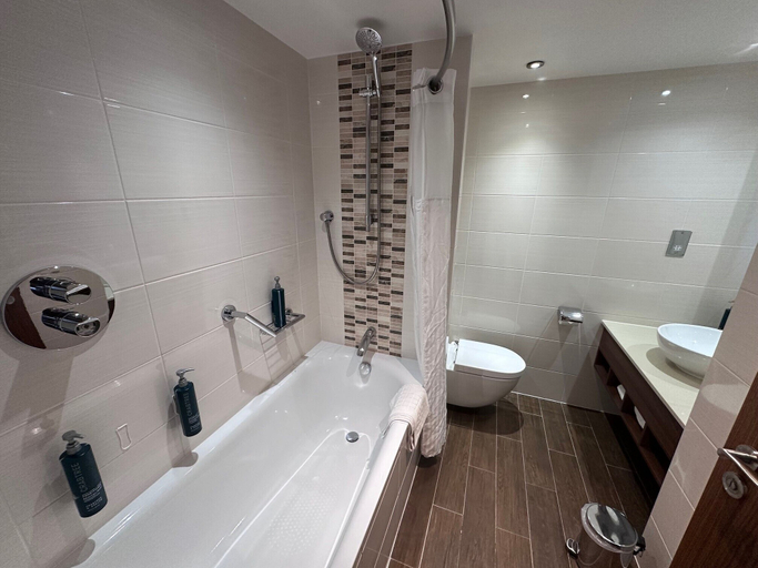 Bathroom 5, Hilton Garden Inn Sunderland, Sunderland