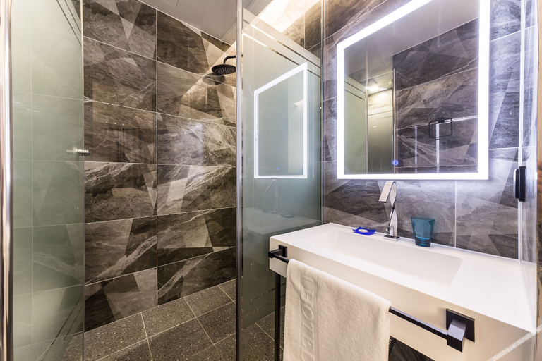 Bathroom 5, Hanam Tresbien, Guri