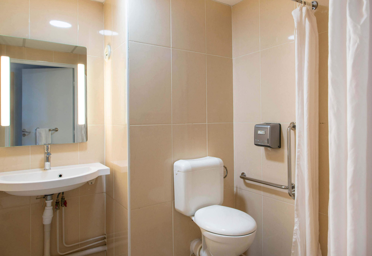 Bathroom 4, B&B HOTEL Cholet Sud, Maine-et-Loire