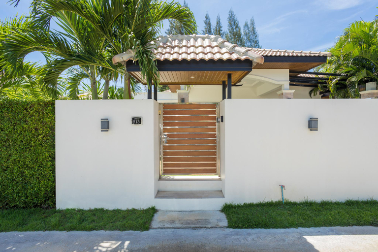 Exterior & Views