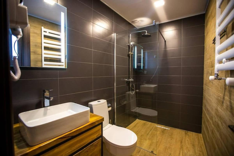 Bathroom 3, 3BR apt w huge terrace & magnificent views - by Wehost, Tbilisi