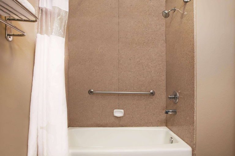 Bathroom 4, La Quinta Inn & Suites by Wyndham Beaumont West, Jefferson