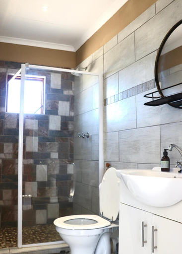 Country Lane Farm lodge, Chris Hani