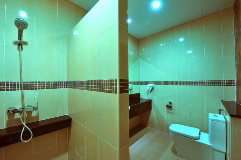 Bathroom 4, Green World Palace Hotel, Muang Songkhla