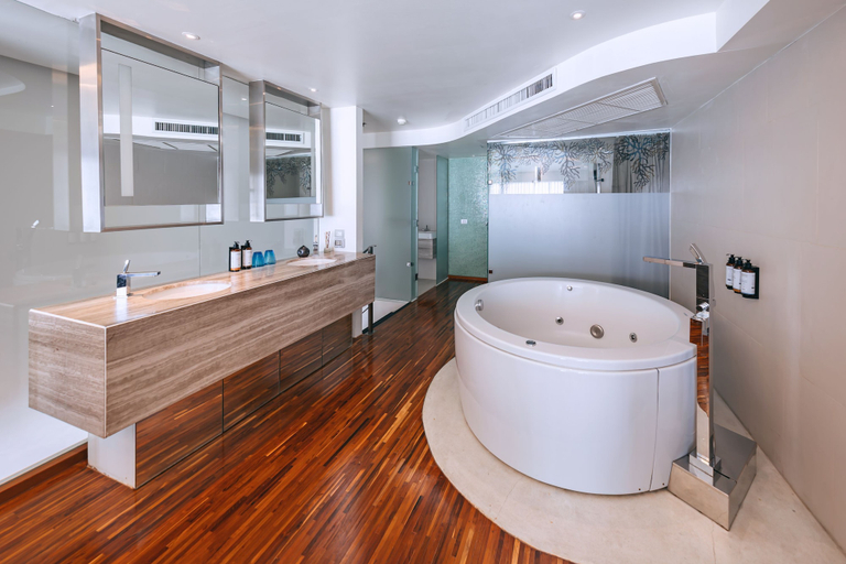 Bathroom 5, Hotel Baraquda Pattaya By Heeton, Pattaya