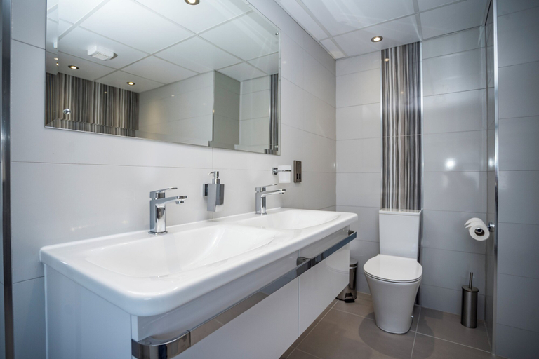 Bathroom 3, Borough Arms Hotel, Staffordshire