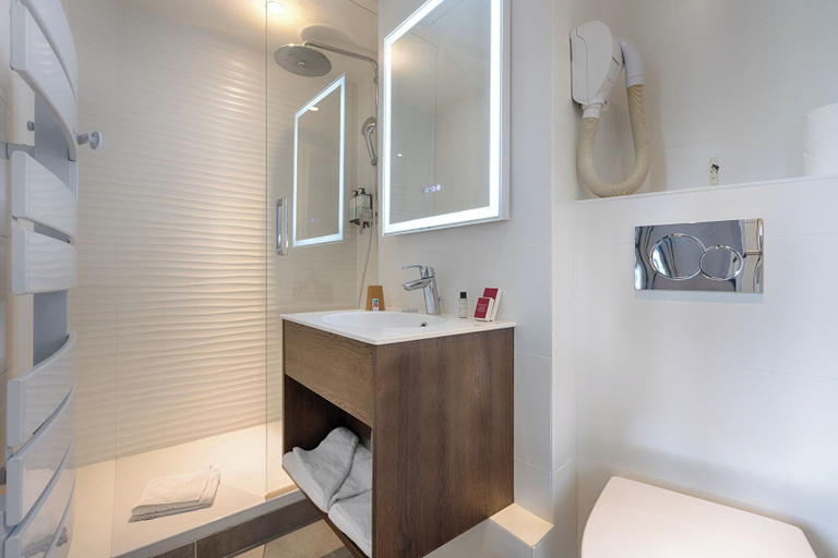 Bathroom 4, Hôtel de France Invalides, Paris