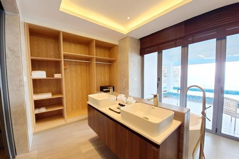 Bathroom 15