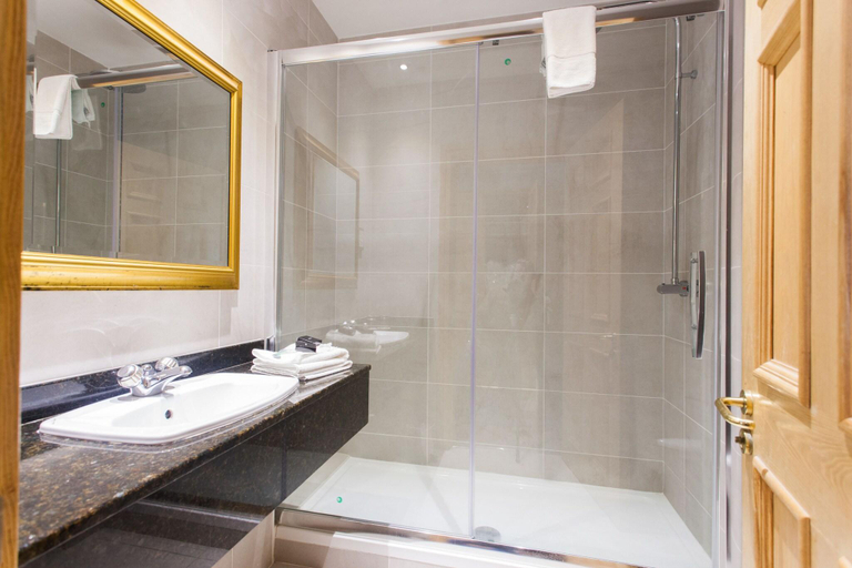 Bathroom 5, Ashdown Park Hotel