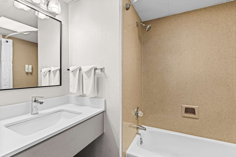 Bathroom 4, Quality Inn And Suites Dollywood, Sevier
