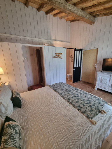 Bedroom 5, Lariviere, Gironde