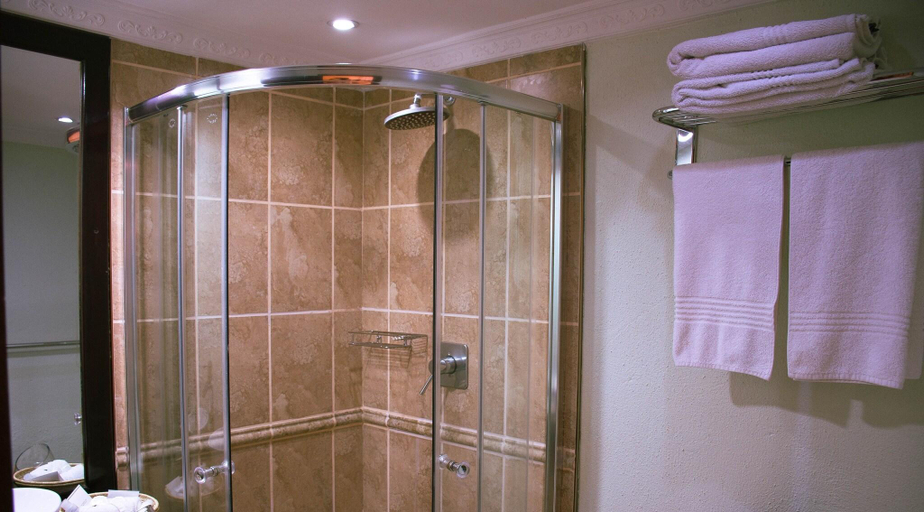 Bathroom 4, Zawadi House, Arusha