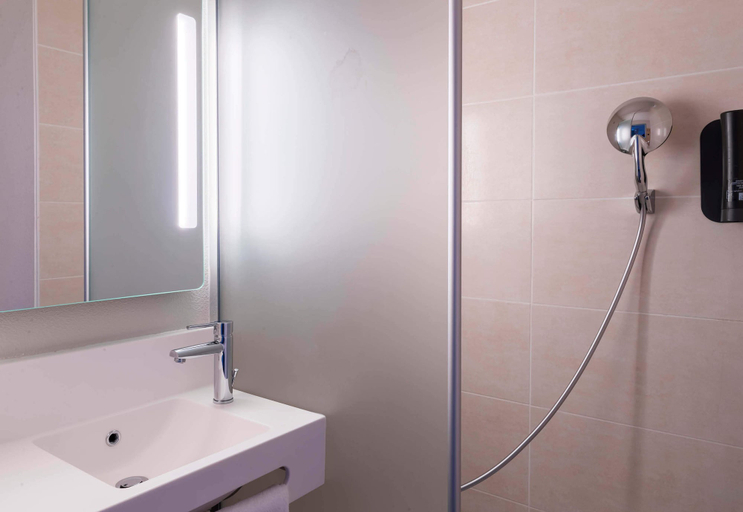 Bathroom 4, B&B HOTEL MONTARGIS, Loiret