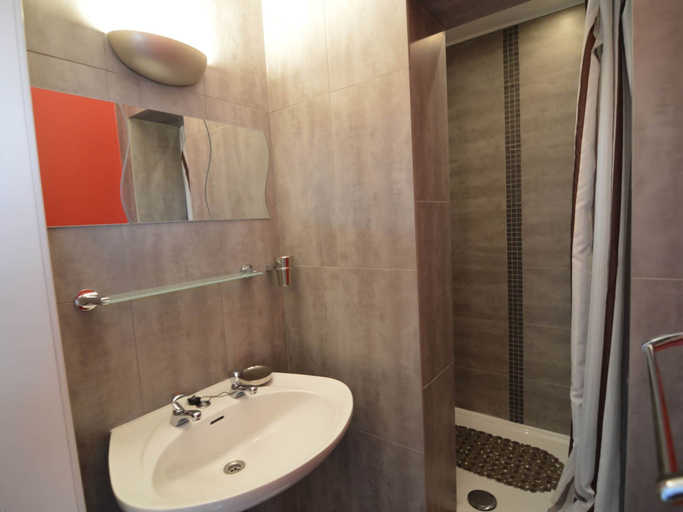 Bathroom 3, Hillside Retreat With Pond, Liège