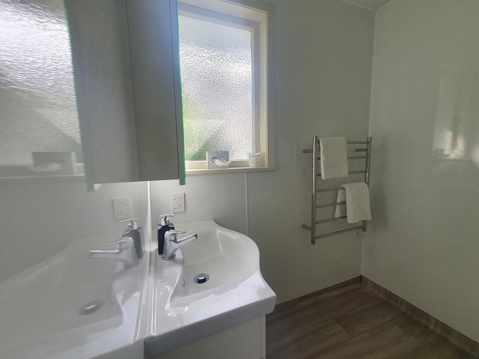 Bathroom 5, Cheviot Park Motor Lodge, Whangarei