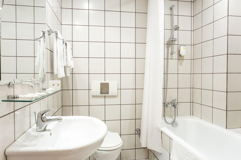 Bathroom 5, Hotel Geneva, Stolichna