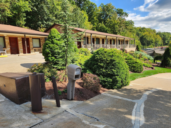 Exterior & Views 2, Jefferson Hills Motel, Allegheny