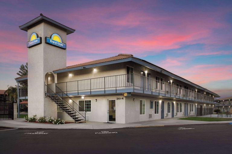 Exterior & Views 2, Days Inn by Wyndham Bakersfield, Kern