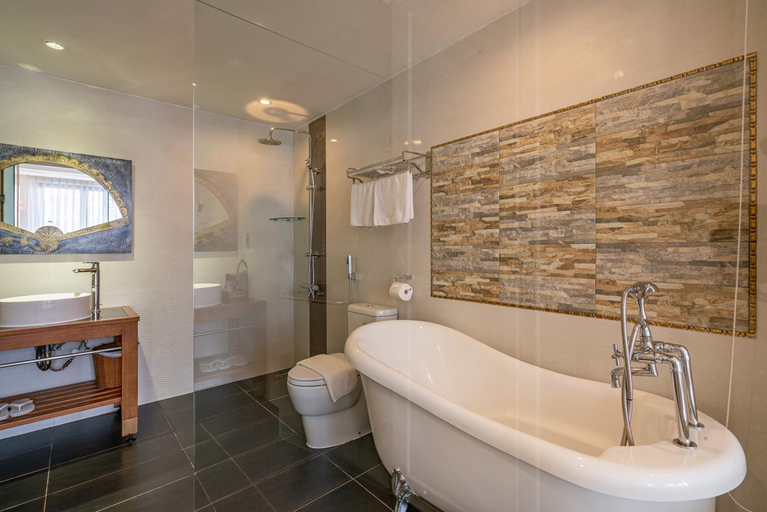 Bathroom 10