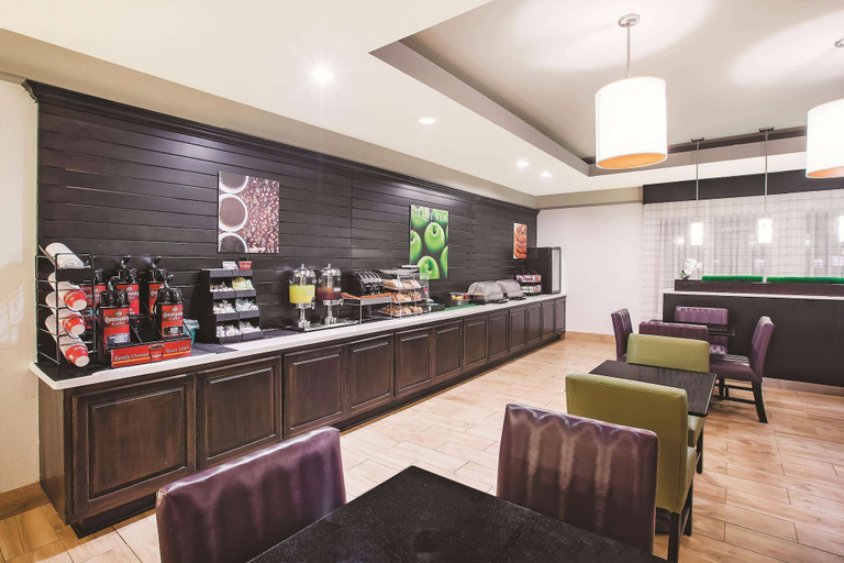 Food & Drinks 5, La Quinta Inn & Suites by Wyndham Beaumont West, Jefferson