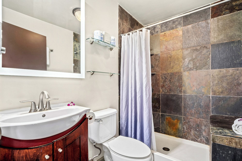 Bathroom 4, Paradise Bay Resort, Honolulu