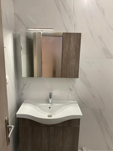 Bathroom 4, Four Seasons, Central Macedonia