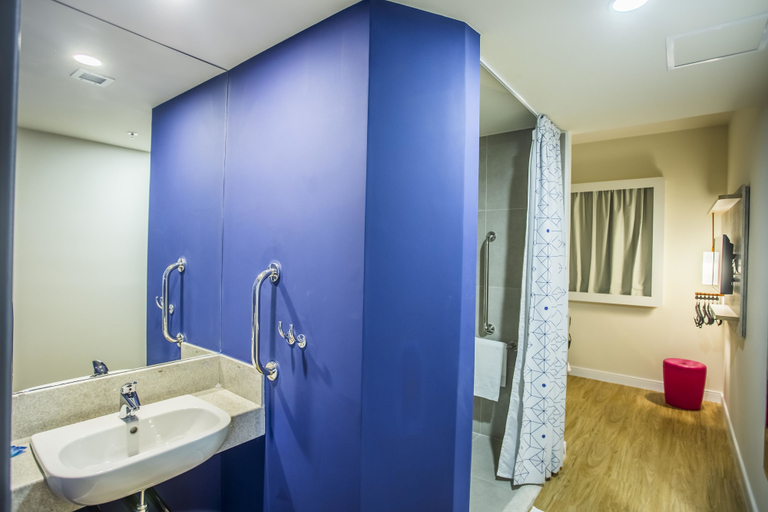 Bathroom 5, ibis budget Uberlandia, Uberlândia