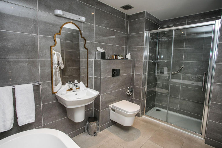 Bathroom 4, Longcourt House Hotel