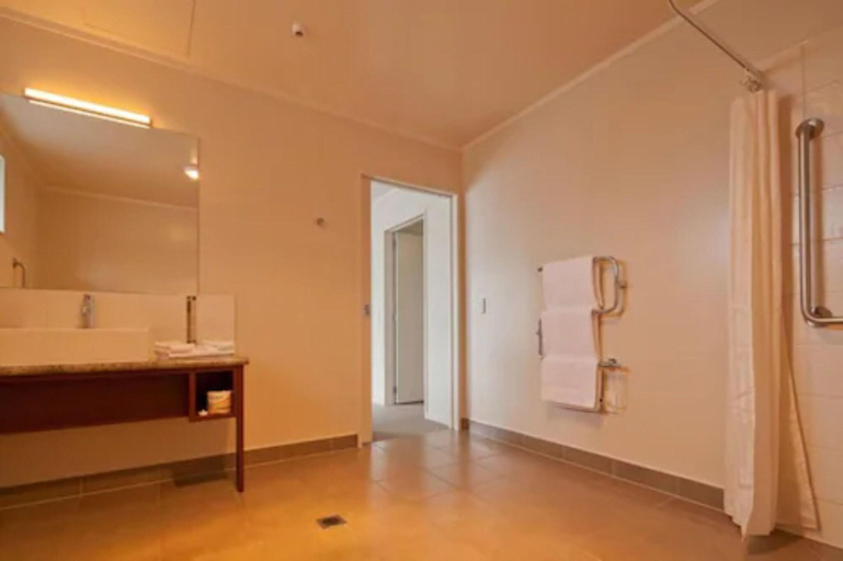 Bathroom 4, Atrium on Ulster, Hamilton