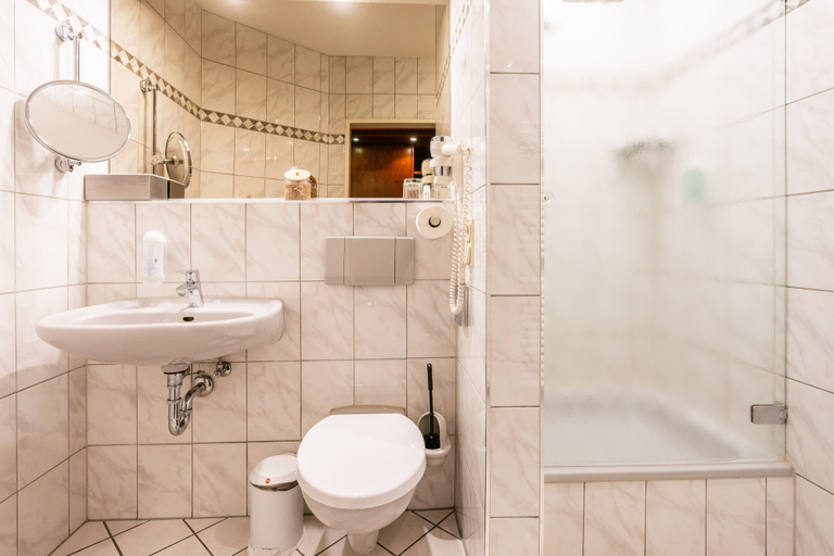 Bathroom 4, Hotel Frechener Hof, Rhein-Erft-Kreis