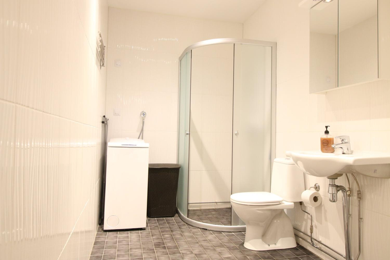 Shower 2, Forenom Serviced Apartments Espoo Leppavaara, Uusimaa