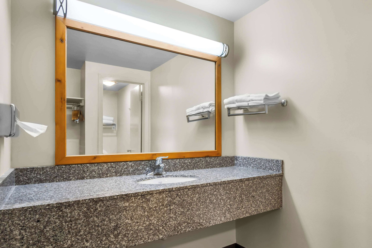 Bathroom 4, Best Western Lee's Motor Inn, Brule
