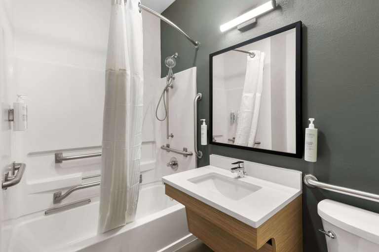 Bathroom 4, Spark by Hilton Calhoun, Gordon