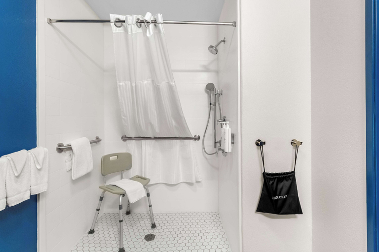 Bathroom 5, Spark by Hilton Pearland, Brazoria