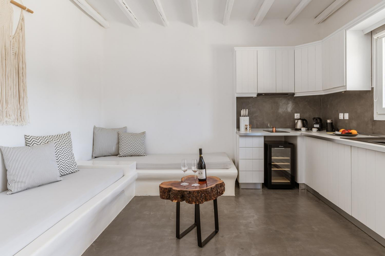 Others 4, Ow Andros Suite 2,Private Whirlpool, South Aegean