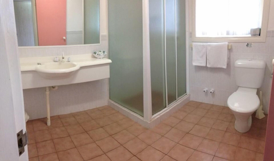 Bathroom 4, Forster Palms Motel, Great Lakes