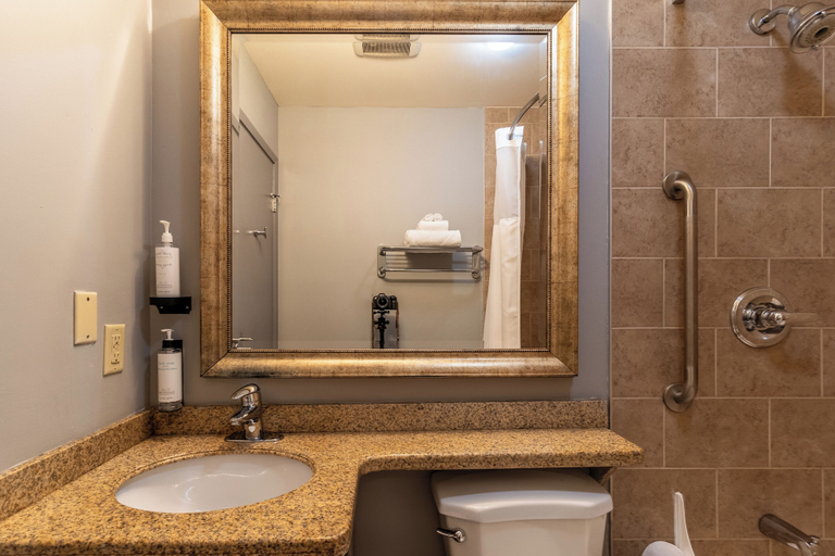 Bathroom 4, Inn on Prince Hotel & Conference Centre, an Ascend Collection Hotel, Colchester