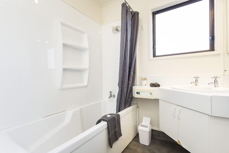 Bathroom 5, 755 Regal Court, Dunedin