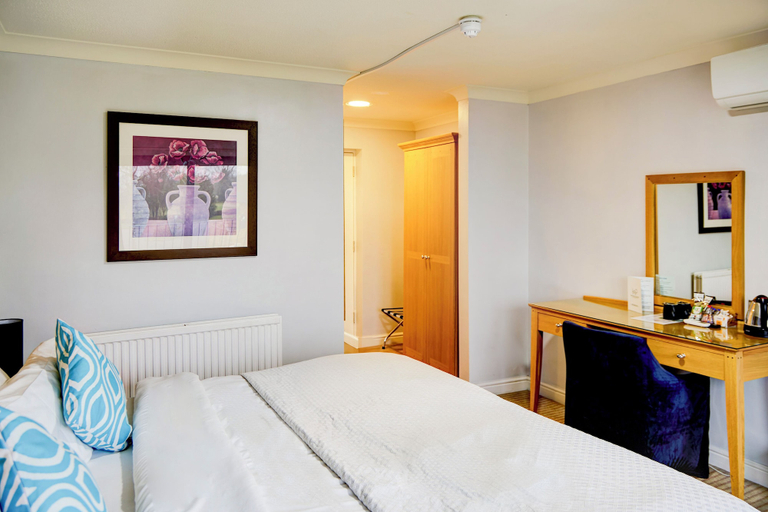 Bedroom 2, The Warwick Hotel by Colombo Edition, Warwickshire