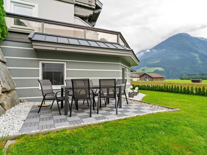 Others 5, Apartment in Neukirchen near Ski Lift, Zell am See