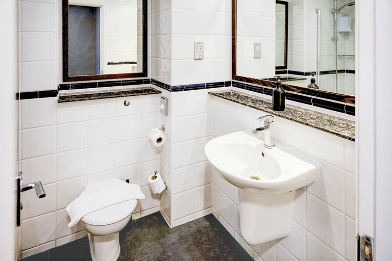Bathroom 4, The Warwick Hotel by Colombo Edition, Warwickshire