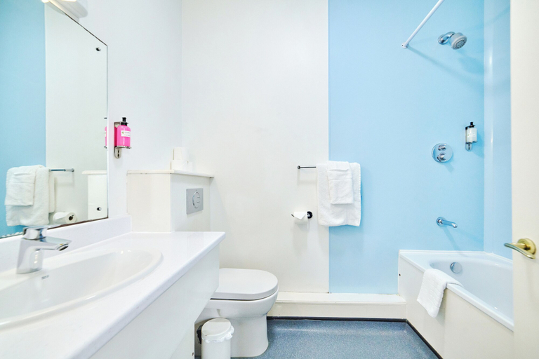 Bathroom 3, Discovery Inn Hotel, Leeds