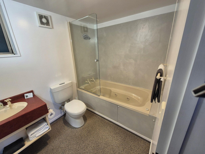 Bathroom 4, Alexis Motor Lodge, Dunedin
