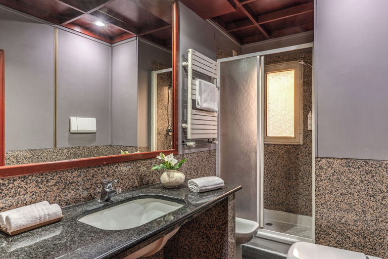 Bathroom 5, Hotel Madison, Rome