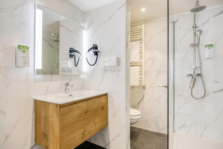 Bathroom 4, Ibis Styles Brussels Louise, Bruxelles