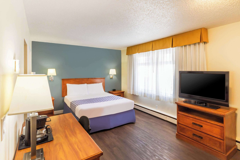 Bedroom 4, Econo Lodge Inn & Suites University, Division No. 6