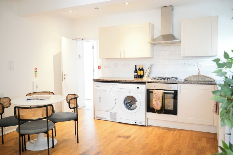 Private kitchen 2, Fun Energetic Oasis in Islington - Sleeps6, London