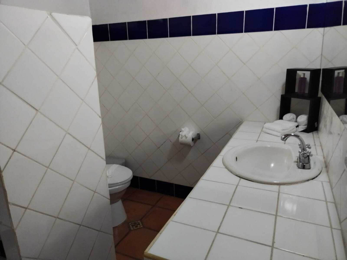 Bathroom 4, Hotel Planeta Sano, Aguirre