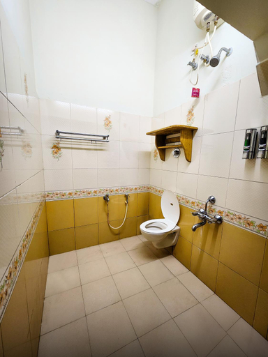 Bathroom 5, Manikkal Bunglow, Wayanad