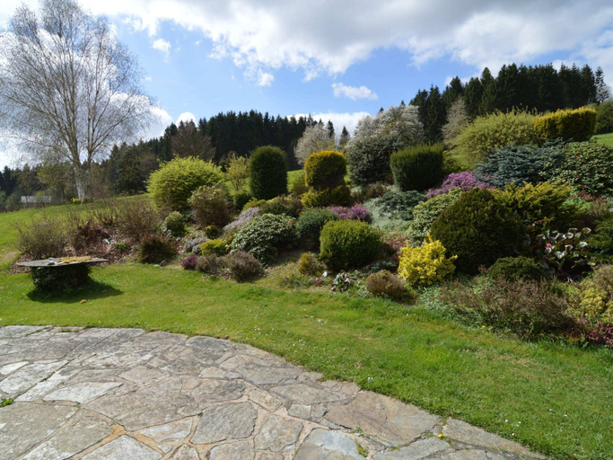 Others 5, Hillside Retreat With Pond, Liège